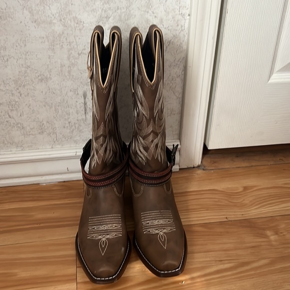 Boots - Picture 2 of 6